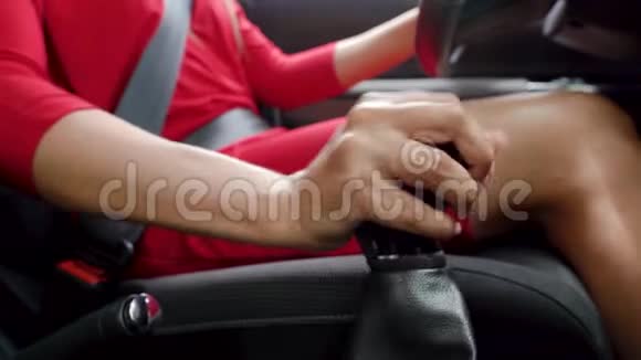 穿红色裙子的女人坐在车里在车里换变速箱视频的预览图