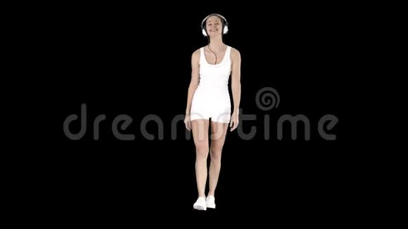 迷人的健身女孩散步和听音乐阿尔法频道视频的预览图