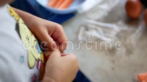 小宝宝他的手在学习从垃圾棒中取出塑料包装纸视频的预览图