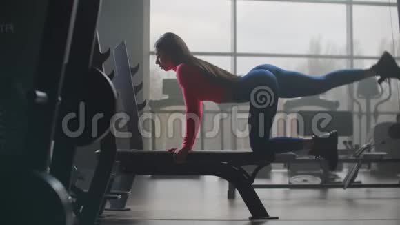 女人在私人训练中摇动臀部视频的预览图