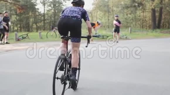 女自行车手从马鞍上跑出来自行车训练理念乌菲尔自行车骑行慢动作视频的预览图