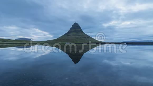 柯克朱费尔山和湖中的倒影冰岛视频的预览图