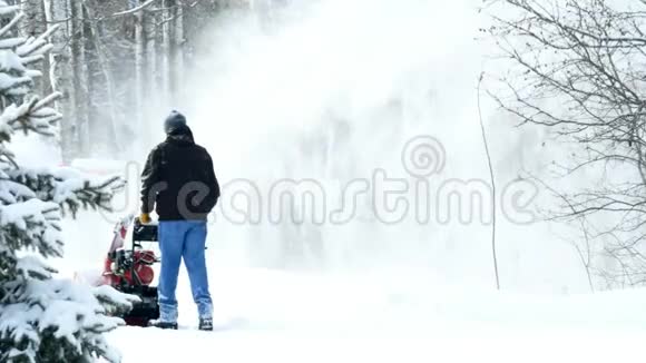 暴风雪过后雪从吹雪机里飞来视频的预览图