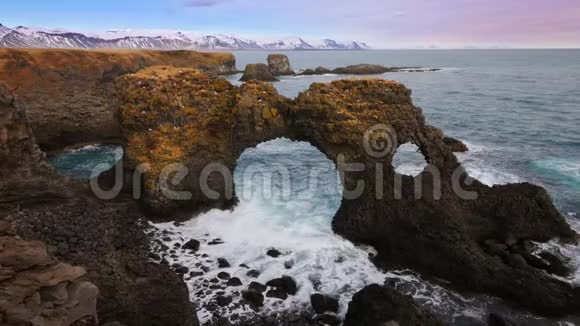 冰岛斯奈费尔斯纳半岛Arnarstapi自然岩门视频的预览图