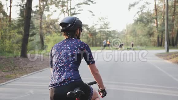 骑自行车的女人在骑马前做好准备自行车的概念后射慢动作视频的预览图