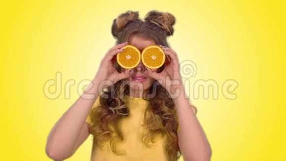 漂亮的女孩在眼区玩橘子视频的预览图