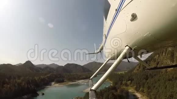 低空飞行直升机飞越山区河床小型轻型航空底部视图视频的预览图
