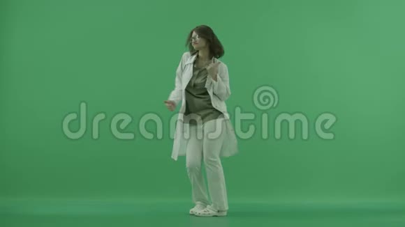 医生正在绿色的屏幕上跳舞视频的预览图