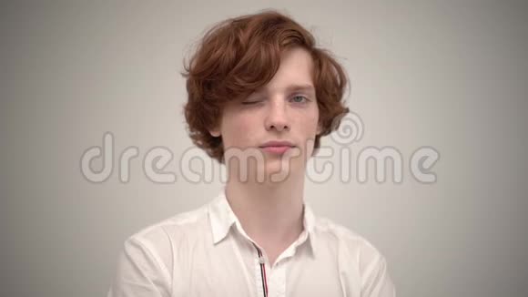 年轻的漂亮家伙留着红色的头发在米色背景上视频的预览图