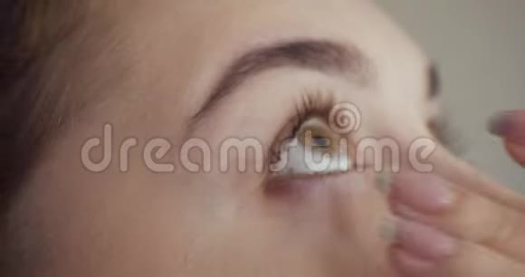 年轻女子用滴管滴眼视频的预览图
