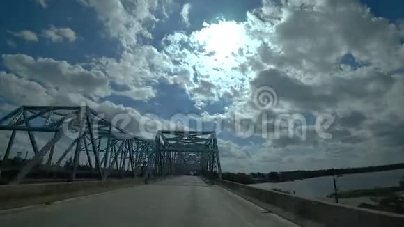 汽车开过桥视频的预览图