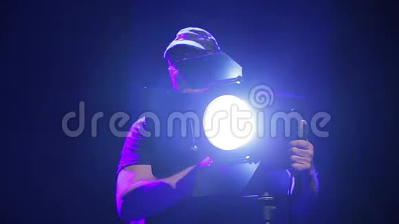 一个人照明器引导探照灯的光线视频的预览图