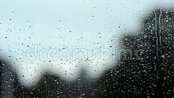 在窗户上下雨视频的预览图