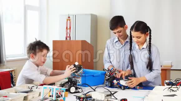 一群孩子在学校课上选择机器人玩具的部件来制造机器人视频的预览图