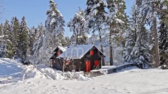 冬季康涅狄格州仙境小屋白雪空中4k视频的预览图