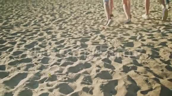 脚在沙滩上奔跑视频的预览图