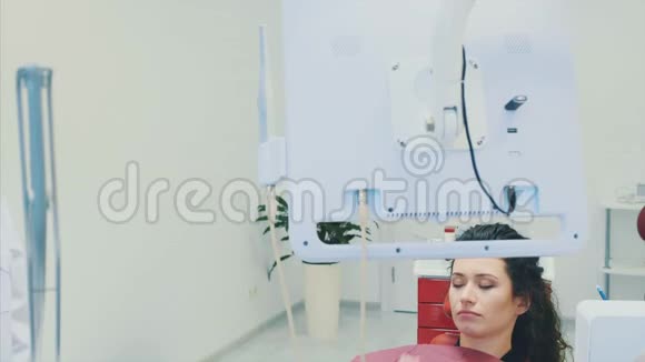 牙医和病人年轻漂亮的牙医在牙医办公室修理一位漂亮年轻女子的牙齿牙医视频的预览图