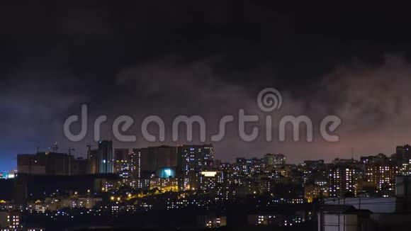 山楼上城市的夜晚时间顶空中全景新建住宅区的建筑起重机视频的预览图