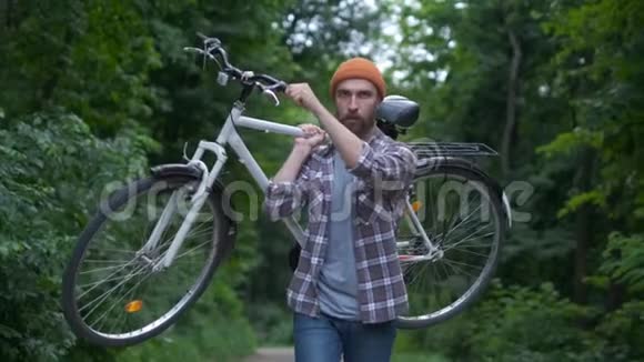 在公园里骑着固定自行车的帅哥视频的预览图