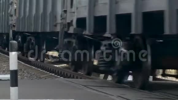 火车车厢在铁轨上行驶视频的预览图