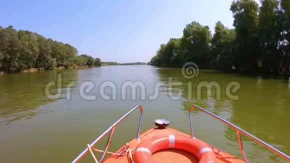 罗马尼亚多瑙河的SfantuGheorghe臂高速航行视频的预览图