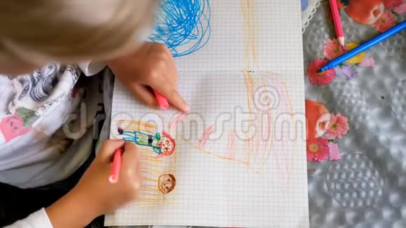 快乐的孩子用纸笔画着他的家人视频的预览图
