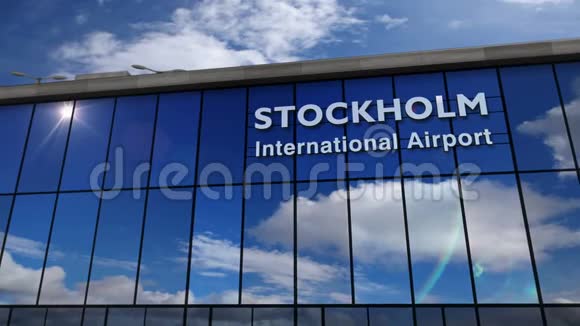 在斯德哥尔摩降落的飞机在候机楼内视频的预览图
