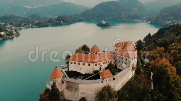 鸟瞰布莱德湖和布莱德城堡斯洛文尼亚欧洲空中无人机录像视频的预览图