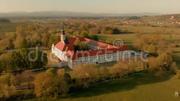 Cistercian修道院的空中镜头KostanjevicanaKrki原名为Kostanjevica城堡斯洛文尼亚视频的预览图