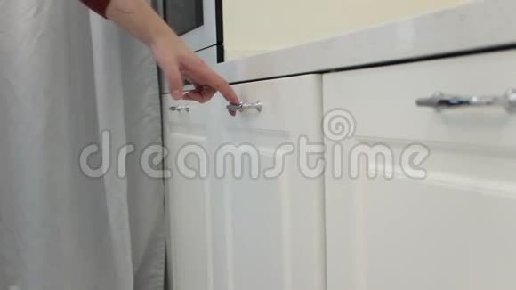 关上抽屉把门关上布卢姆系统现代厨房厨房里的服务员俄罗斯圣视频的预览图