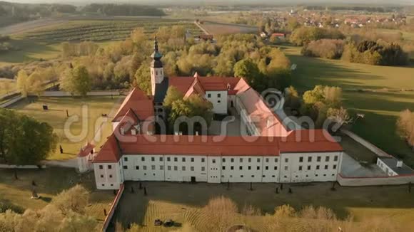 Cistercian修道院的空中镜头KostanjevicanaKrki原名为Kostanjevica城堡斯洛文尼亚视频的预览图