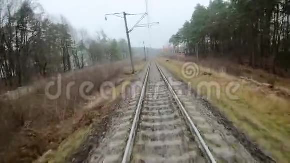 FPV无人驾驶飞机沿铁路飞行前景视频的预览图