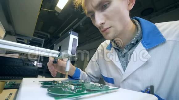 一名工人焊接芯片微电路微芯片集成电路视频的预览图