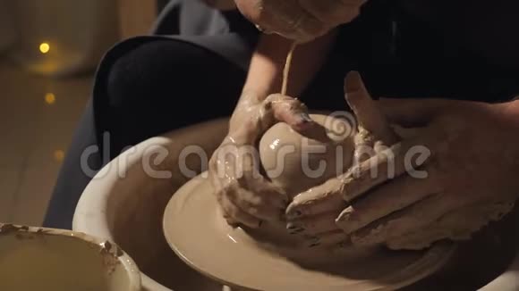 双手在陶工车轮上做陶罐视频的预览图