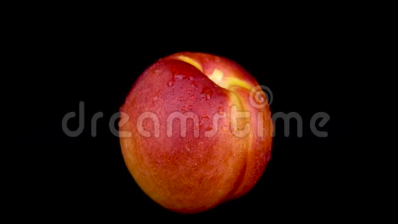 水喷在桃子上在黑色的背景下视频的预览图