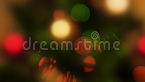 在克里斯塔马斯的树上4k的全景视频从焦点外发光的圣诞灯和诱饵完美的抽象背景视频的预览图