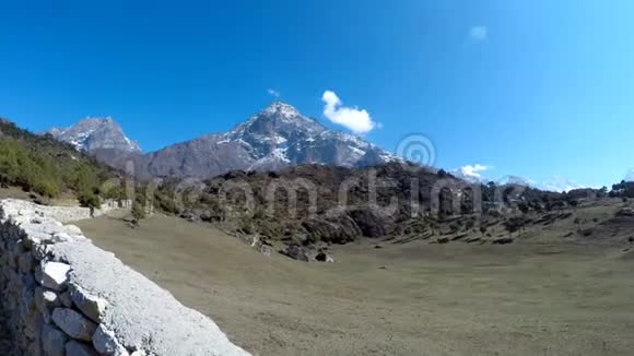 从左侧的Khumbila山和远处的珠穆朗玛峰看山谷视频的预览图