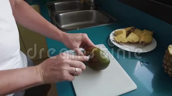 他在厨房里切水果视频的预览图
