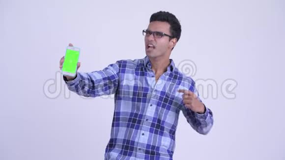 快乐的年轻印度潮人带着电话竖起大拇指视频的预览图