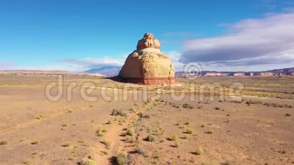教堂岩石纪念碑米色干燥沙漠鸟瞰视频的预览图