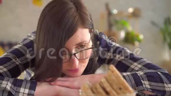 面筋不耐受的概念一个年轻女孩看着会引起过敏的面包视频的预览图