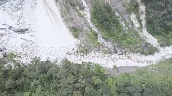 山崩后的高峡谷斜坡覆盖着石块视频的预览图