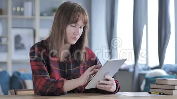 休闲青年妇女少女在餐桌上浏览互联网视频的预览图