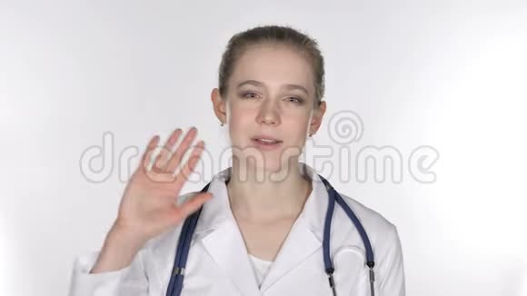 年轻女士医生在线视频聊天白色背景视频的预览图