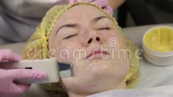 上班的美容师问题皮肤超声洗面程序毛孔清洁女性血氧饱和度视频的预览图