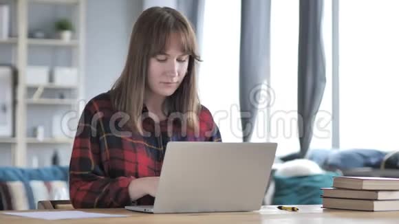 兴奋的休闲少女庆祝成功在笔记本电脑上工作视频的预览图