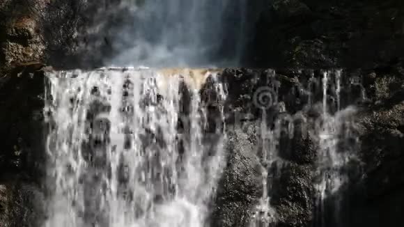 美丽的瀑布与水晶水的山景视频的预览图