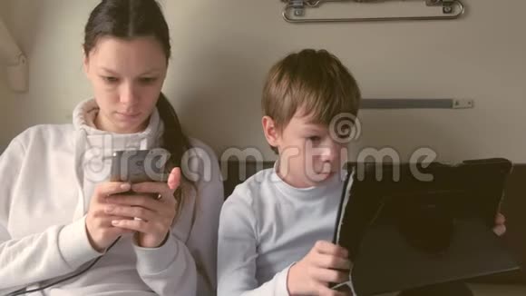 坐火车旅行的小玩意里的妈妈和儿子正在乘坐二等车厢玩游戏视频的预览图