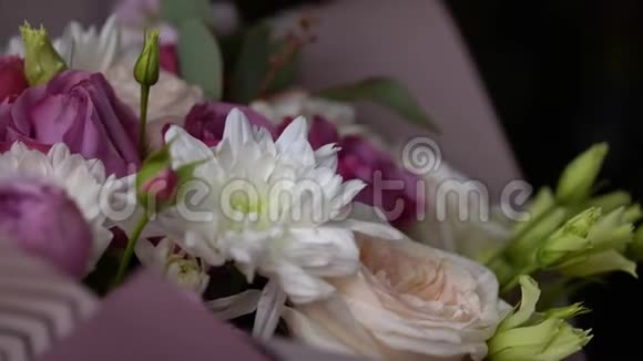 一束玫瑰和菊花隔离在黑色上视频的预览图