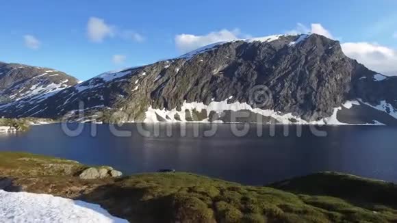 空中无人机以美丽的风景观赏斯堪的纳维亚之旅视频的预览图